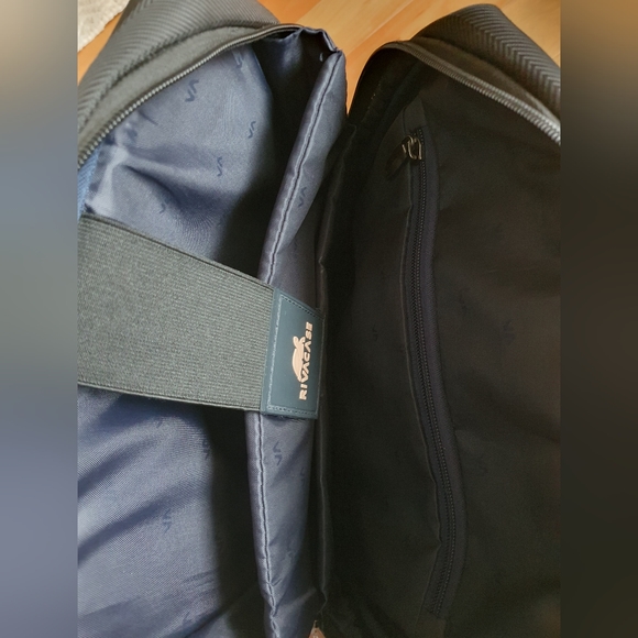 Slim and sleek backpack - Picture 10 of 10